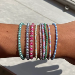 Armband - Armband med matchande ringar till!! Perfekta att piffa till din outfit med nu till sommaren💓😜 armbanden på bilden är ca 17,5cm långa men skriv om du vill ha annan längd! 39kr/armband, 15kr/ring, både armband + ring för 50kr 💛💛💛