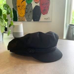 Snygg svart hatt! Köpt från H&M! Använd ett fåtal gånger och i väldigt bra skick!🖤