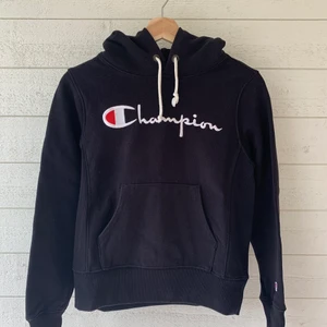 Champion hoodie svart - Svart hoodie från Champion storlek XS. Sparsamt använd, som nyskick! 