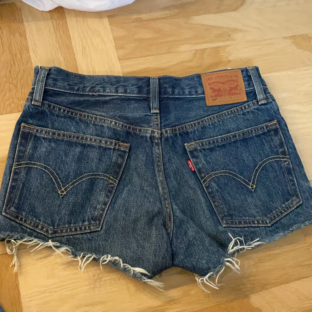 Snygga mörkblåa levi’s jeans shorts i storlek W25 (skulle säga att de passar bra på en som har storlek xs). De är i mycket bra skick och väldigt bekväma. Köparen står för frakten!! :). Shorts.