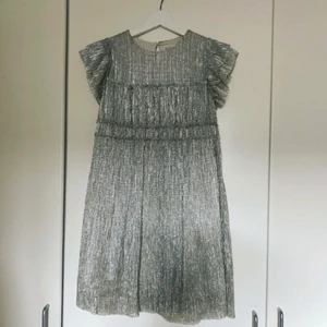 Klänning - Jättesöt klänning från Zara. Storlek 164 men fungerar för både mindre och större beroende på hur lång man vill ha den.💕 Den är i mycket bra skick.