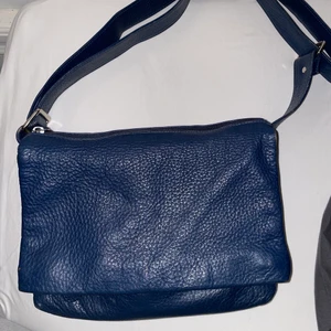 Väska  - Justerbara band! Knappt använd. Köpt second hand