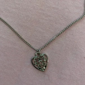 Hjärthalsband - Säljer halsband och armband i olika storlekar. 1 st - 15 kr, 2 st - 20 kr, 3st 25 kr. Frakten är densamma för alla så kolla gärna på de andra smyckena för att få allt fraktat tillsammans.