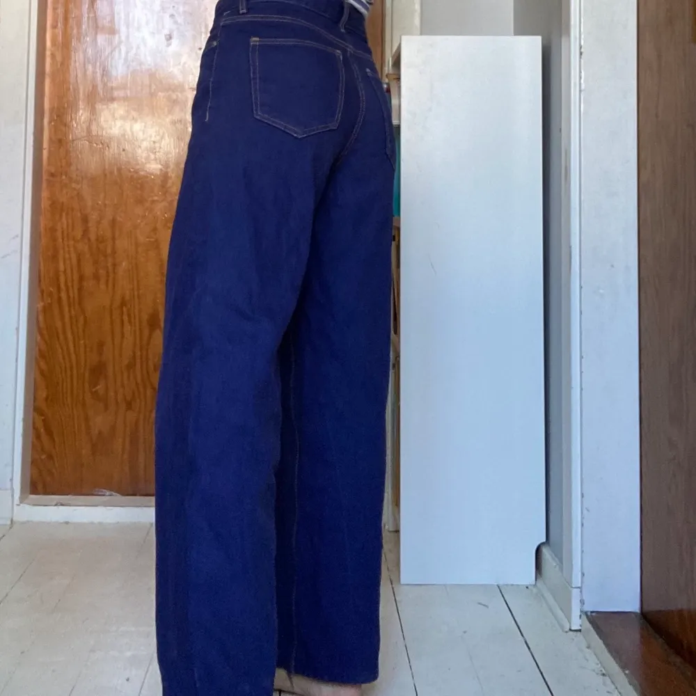lowwaist byxor från weekday i modellen rail, jag har själv färgat dem mörkblå så de är verkligen unika 💙 har även sytt upp benen då de var väldigt långa (jag är 167cm)! jag älskar dem men måste sälja pga de är för stora för mig 🥺. Jeans & Byxor.