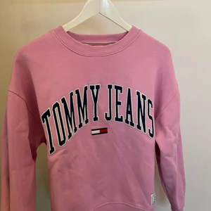 Tommy jeans tröja  - I bra skick och knappt använd. 100kr + köparen står för frakten 