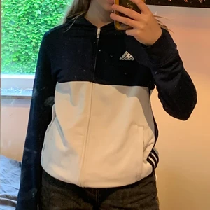 Adidas kofta  - Jätte skön adidas kofta i träningsmaterial i färgerna mörkblå och vit, strl S. 