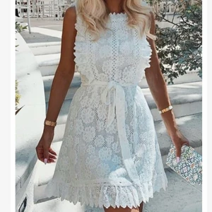 Studentklänning - Studentklänning från Dennis Maglic, modell Margot. Använd endast en gång och känns tråkigt om den ska bara få ligga och samla damm nu därefter! Nypris 799 kr