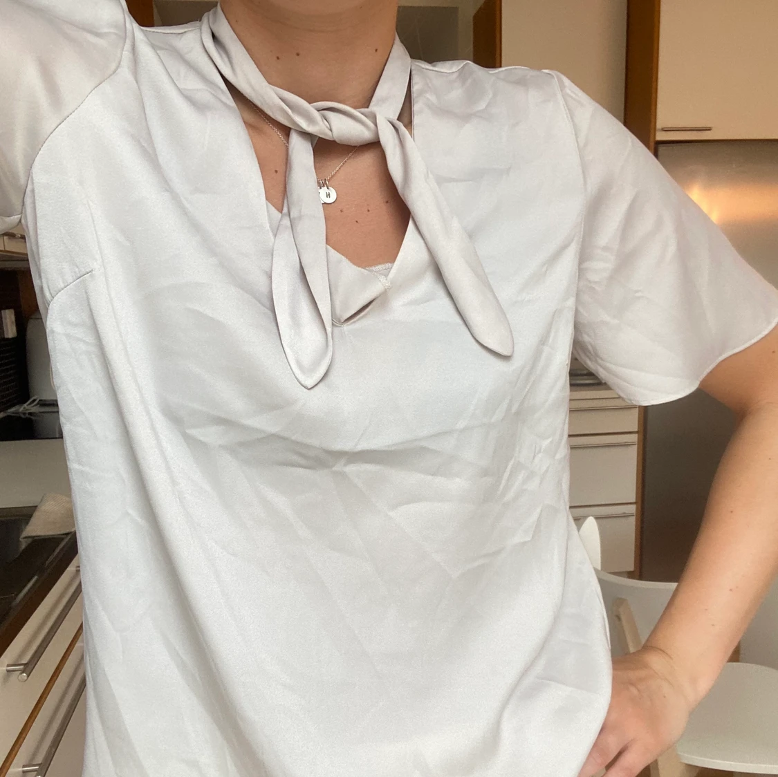 Ljusgrå / silvrig blus från H&M i storlek 36