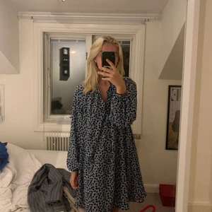 Klänning från hm strl 36 - Säljer denna fina sommarklänning som är såååå gullig från hm! Strl 36