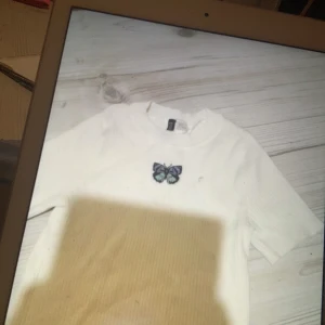 T-shirt  - Jätte fin men för liten