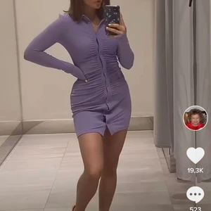 H&M klänning xs - Säljer min oanvända klänning från H&m då jag köpt en ny i en annan färg. Den är SLUTSÅLD!! Superfin och bekväm framförallt. 250kr ❤️