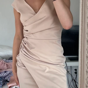 Smuts rosa klänning  - Så fin smuts/ljus rosa klänning i ny skick inte använd endast testad 