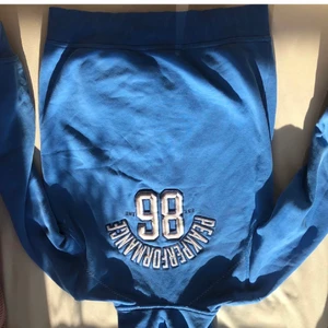 Peak performance zip hoodie - Zip hoodie från peak performance, vintage, går inte längre att få tag på!! 💕 säljer då den inte kommer till andvänding längre! 
