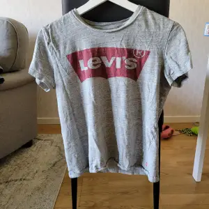 Grå simpel tshirt, levis tryck på bröstet. Väldigt fint skick då den inte är använd så många gånger. 