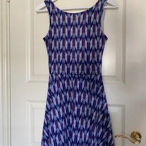Sommarklänning  - Söt sommarklänning från H&M i storlek 34. Änvänd sparsamt och klänningen är i bra skick, säljer då den blivit lite för liten för mig☺️ Lite lägre skurning i ryggen och mönstat tyg i blå, vit och lila färger💙 Säkjer för 50kr och köparen står för frakten!