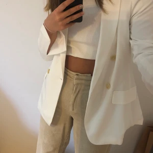 Helt oanvänd vit kavaj - Helt ny vit dubbelknäppt kavaj med lappen kvar från märket KIOMI i storlek 38 men skulle säga att den även passar mindre. Kontakta mig vid intresse men även om du har frågor eller vill ha fler bilder. Priset kan diskuteras🥰