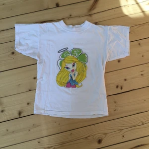 T-shirt - Baby tee köpt från loppis. Sitter bra skriv för mer bilder. 