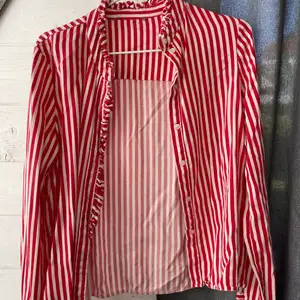 Rödrandig skjorta som är snygg över ett linne, både knäppt och uppknäppt. Använd några få gånger, den är från bik bok💞