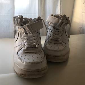 Ett par jättefina Nike Air Force 1 Mid. Köptes för ca 1 år sedan men säljs då de tyvärr blivit för små. Nypris: 1199kr (köpta på footish, dock slutsålda) 