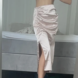 Siden kjol - Jätte fin kjol nakd helt oanvänd med prislapp kvar! Köparen står för frakt på 51 kr