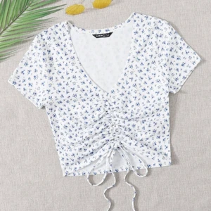 Blommig top - Super söt topp från shein, fick hem den igår men tyckte inte att dne passade mig så bra . Aldrig använd!