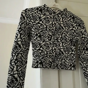 Blommig topp  - Cool croppad topp som endast har använts en gång. 