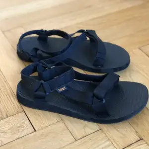 Sandaler från TEVA, oanvända - endast testade. Storlek 40. Köpta på Asos förra sensommaren (kommer i originallådan)