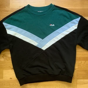 Fila tröja - Jätte fin fila tröja med så fina färger!!! Älskar den men tyvärr så kommer den inte till någon användning:( storlek s och sitter bra på mig! Vid flera intresserade blir det budgivning. Spegeln är smutsig så det är inte tröjan (tvättar också den innan) passar båda killar och tjejer. Pris kan kanske diskuteras 🥰🥰