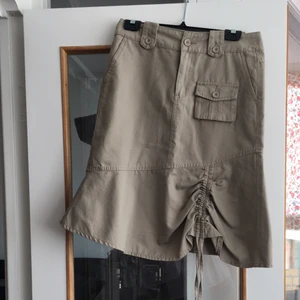 Khaki kjol storlek 36-38 - En khaki kjol i jättebra skick från ett märke som heter gina (vet ej om det är gina tricot). Storlek 36 men den verkar vara större i storleken. Kjolen är mörkare i verkligheten. Frakt ingår ej 