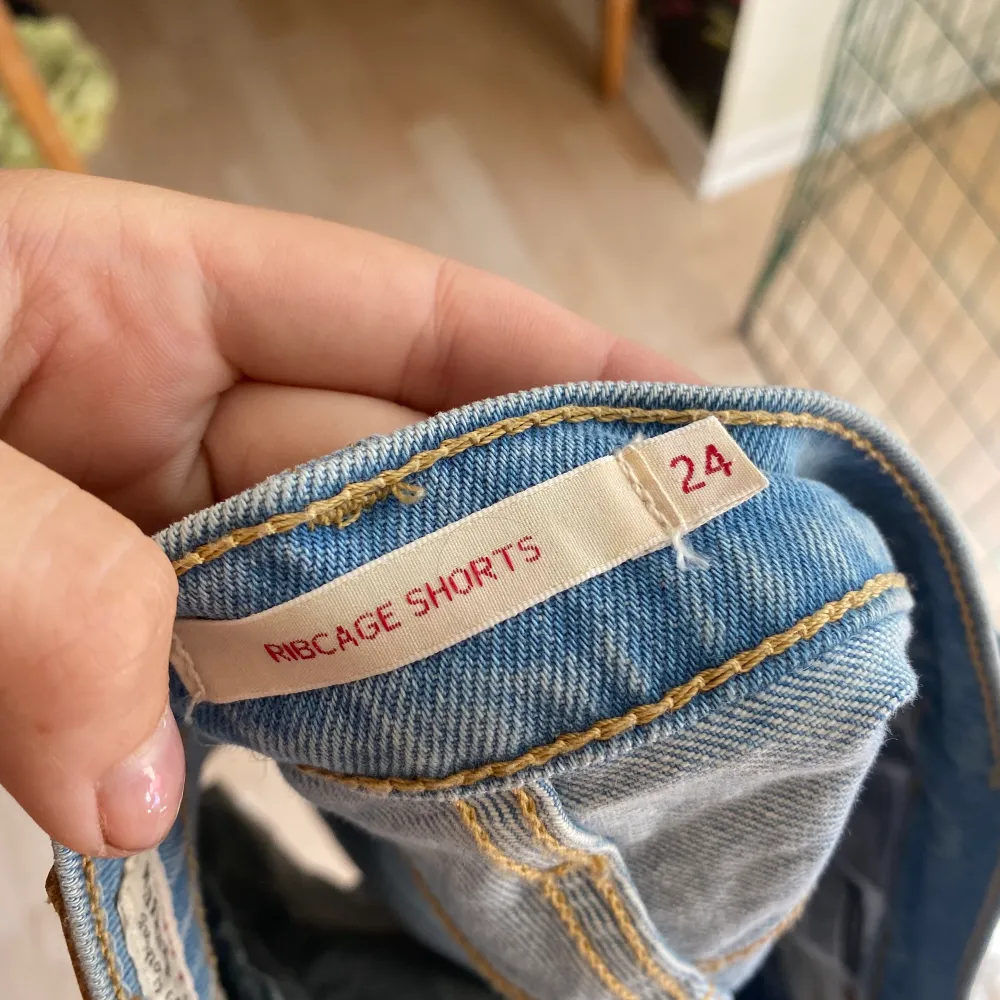 Levis Ribcage shorts storlek 24”  Nypris 549kr aldrig använda. köparen betalar frakt . Shorts.