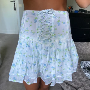 Kjol - Så fin kjol som jag aldrig använt, lappen är kvar o allt! Köpte på Asos