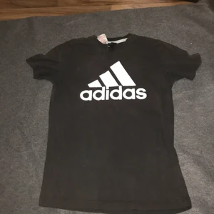 Adidas t shirt  - En vandlig Adidas t shirt i storlek large för barn.   Tröjan är gratis köparen behöver bara betala för frakt 