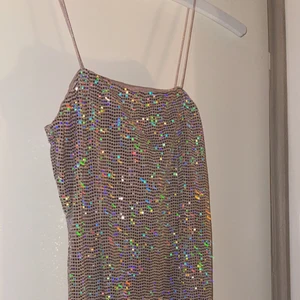 Klänning - Klänning med lapp kvar. Nypris 160-180kr (16€). Allt sker via Swish ✨