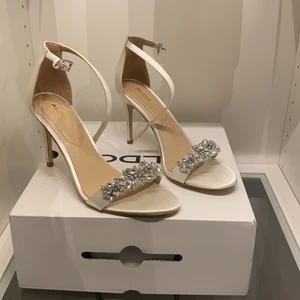 Aldo klackskor strl 39 - Använda endast en gång som ni kan se! I perfekt skick. Köpta från aldo 659:-, köparen står för frakten