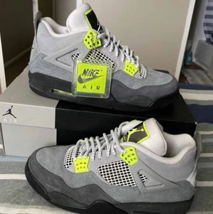 Strl 43 - Säljer dem här Jordan 4 neon i strl 42.5 helst oanvända 