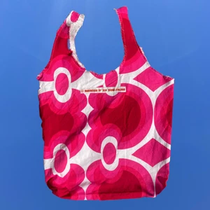 TYGKASSE SORBET - EGENGJORD TYGKASSE ’SORBET’ ☀️ äkta marimekko-tyg i 100% bomull ☀️ tjockt, hållbart och stabilt material ☀️ fransiga kanter längst upp ☀️ vitt bomullstyg med rosa ränder på insidan (se bild 3) ☀️  köparen står för frakten ☀️ kontakta mig om du har frågor 💕 