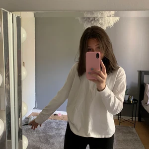 Sweetshirt - Använd få gånger, nyskick och jättefin, den är från zara (den finns kvar) 💕KÖP DIREKT 70kr+frakt💕