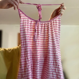 Rosa topp - En rosarandig topp I storlek M med öppen rygg.