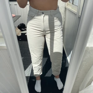 Beiga jeans - Super snygga jeans som endast är använda 1 gång så nyskick skulle jag säga