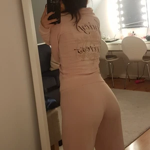 Juicy couture jumpsuit - Juicy couture jumpsuit, baby rosa. Vintage så går knappt att hitta helt sett. Liten fläck där framme anars bra skick. Köp direkt för 700 inkluderar frakt.  