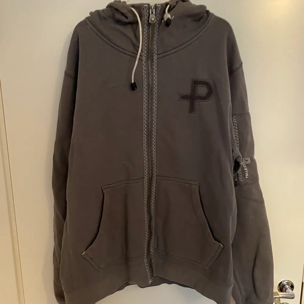 Grå Pelle P hoodie! Ren och oskadad utöver bild 2. 💛 öppen för bud! Passar snyggt om man vill ha oversized (sitter mer som L). Hoodies.