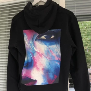 thecoolelephant hoodie - svart hoodie från thecoolelephant, har använts en enstaka gång tyvärr då det inte är min stil💕 (frakt tillkommer)