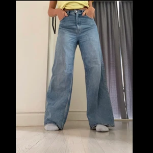 WEEKDAY WIDE JEANS - Asballa blåa jeans i skön och snygg passform. I modellen ”Ace High wide jeans”. Använt 1-2 gånger pga inte min stil, därav otroligt bra skick (nyskick)!!! Frakt tillkommer 