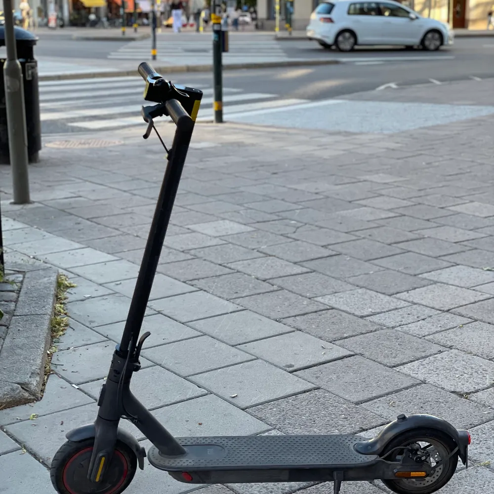 Knappast använd elektrisk scooter. Säljer då jag vill köpa en som går ännu längre och snabbare. . Accessoarer.