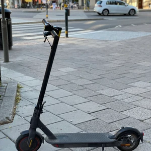 XIOMI MI scooter PRO2 - Knappast använd elektrisk scooter. Säljer då jag vill köpa en som går ännu längre och snabbare. 