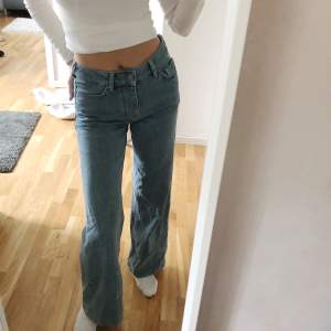 Så fina jeans från KARVE i xxs, sitter bra på mig som brukar ha minsta storlek i jeans (xs,34,32) beroende på modell. Dem är vida i benen, inte jätte högmidjade men inte heller lågmidjade så mellan. Bara använda ett fåtal gånger och nu kommer dem inte till användning längre. Nya kostar 699kr.