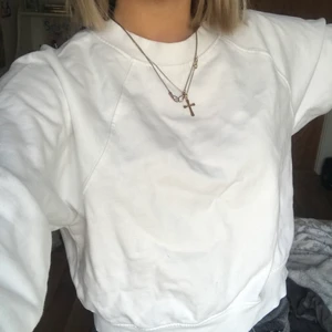 Vit sweatshirt  - Mysig vit sweatshirt som tyvärr blivit för liten. Superfin och knappt använd 💘