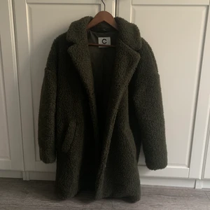 Lurvig grön kappa - Säljer min lurviga gröna kappa pga att jag inte använder den längre. Den är i bra skick och väldigt skön:) 