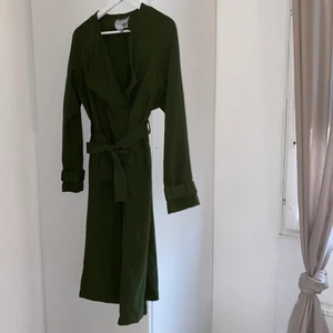 Trenchcoat strl S - Trenchoat i storlek S, använd fåtal gånger. Nypris 400kr säljer för 200kr