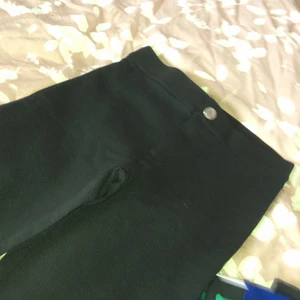 Svarta byxor - Säljer dessa för 100kr köptes för 300kr! Aldrig använt, helt nya! 